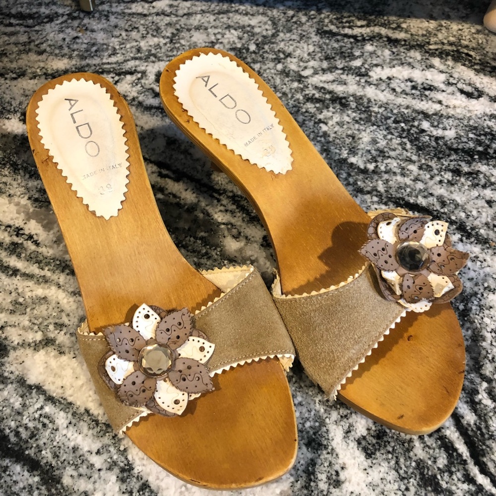 3/$15 Aldo flower rhinestone wooden heals made in Italy size 38 (7.5)